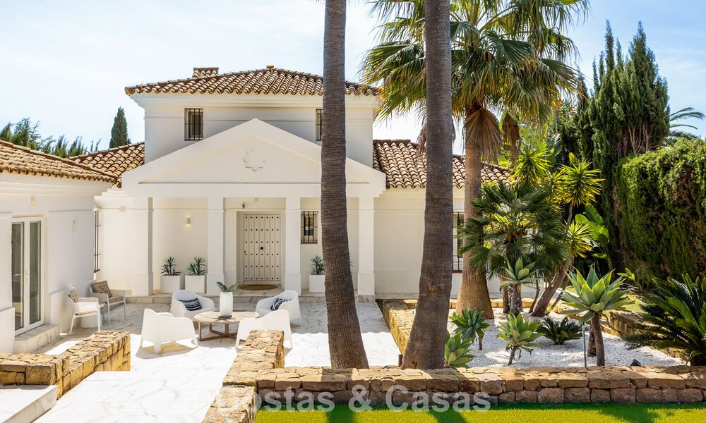 Preciosa villa andaluza contemporánea reformada con vistas panorámicas al mar en venta en Sotogrande, Costa del Sol 799846