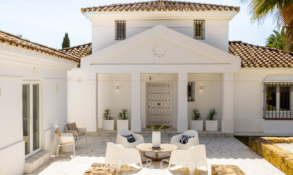 Preciosa villa andaluza contemporánea reformada con vistas panorámicas al mar en venta en Sotogrande, Costa del Sol 799848