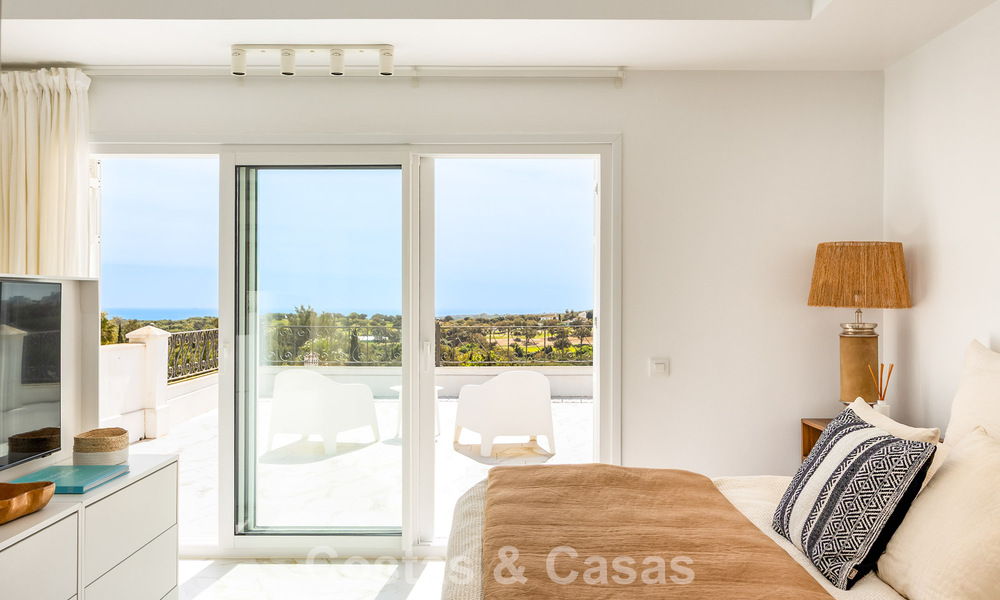 Preciosa villa andaluza contemporánea reformada con vistas panorámicas al mar en venta en Sotogrande, Costa del Sol 799852