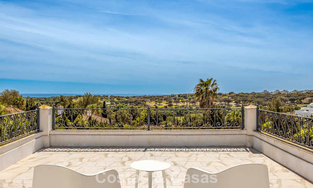 Preciosa villa andaluza contemporánea reformada con vistas panorámicas al mar en venta en Sotogrande, Costa del Sol 799855