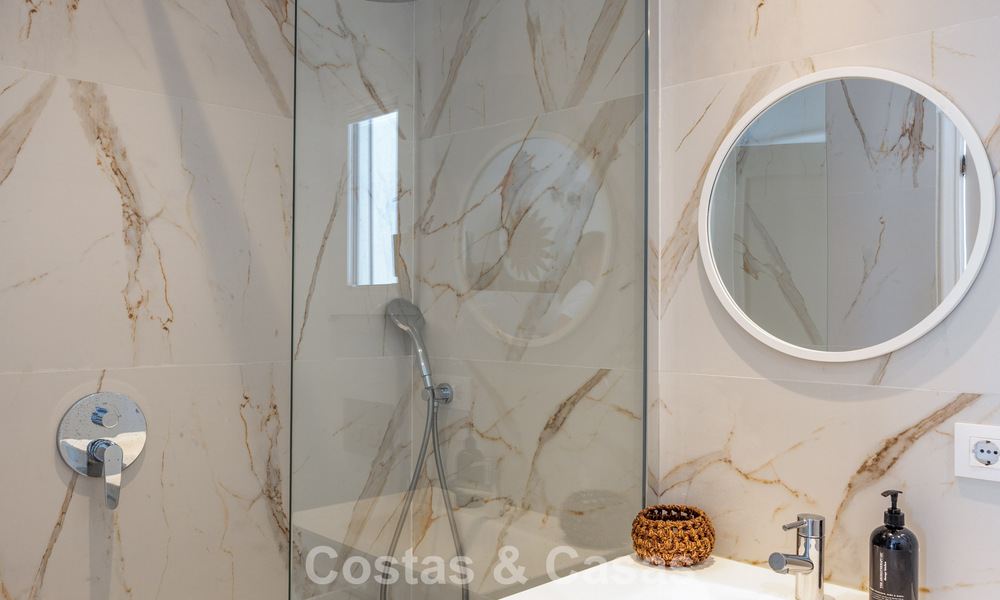 Preciosa villa andaluza contemporánea reformada con vistas panorámicas al mar en venta en Sotogrande, Costa del Sol 799857