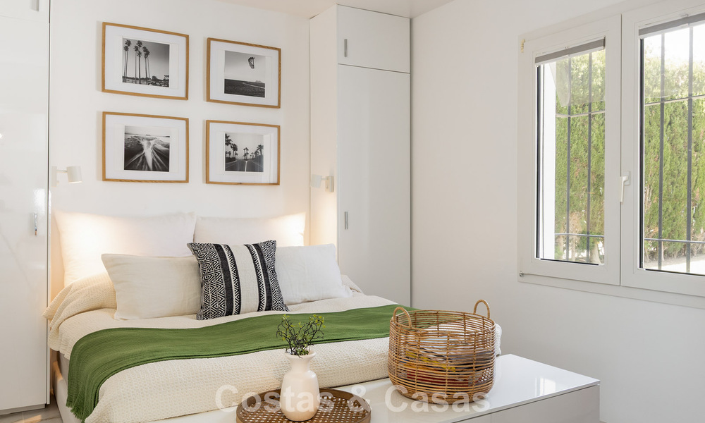 Preciosa villa andaluza contemporánea reformada con vistas panorámicas al mar en venta en Sotogrande, Costa del Sol 799858