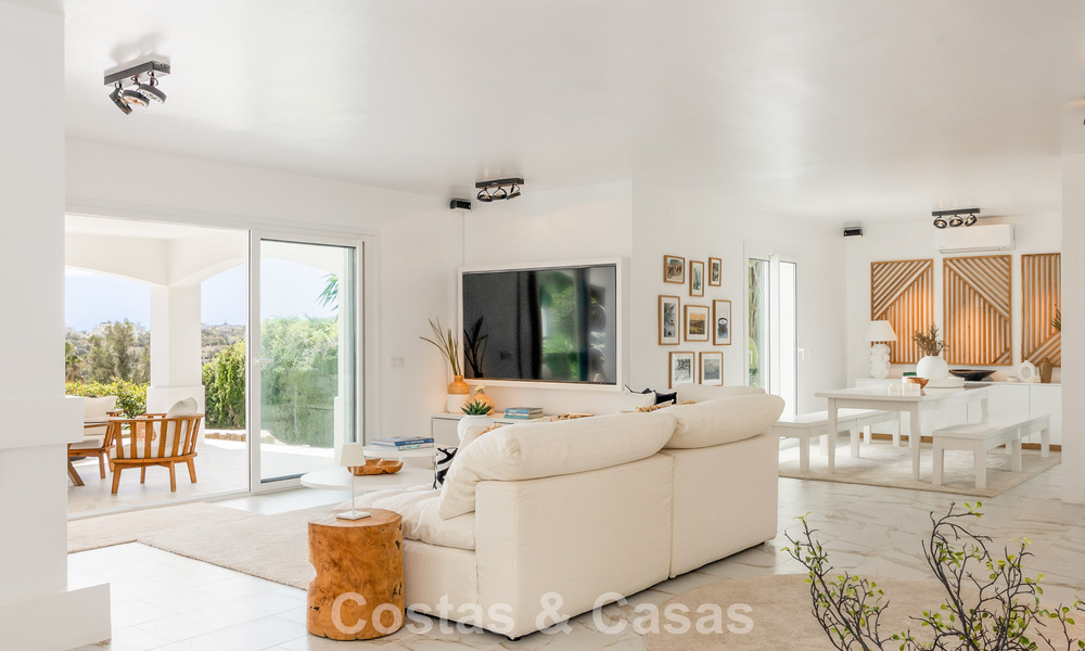 Preciosa villa andaluza contemporánea reformada con vistas panorámicas al mar en venta en Sotogrande, Costa del Sol 799860