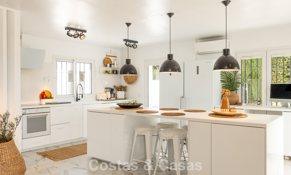 Preciosa villa andaluza contemporánea reformada con vistas panorámicas al mar en venta en Sotogrande, Costa del Sol 799867