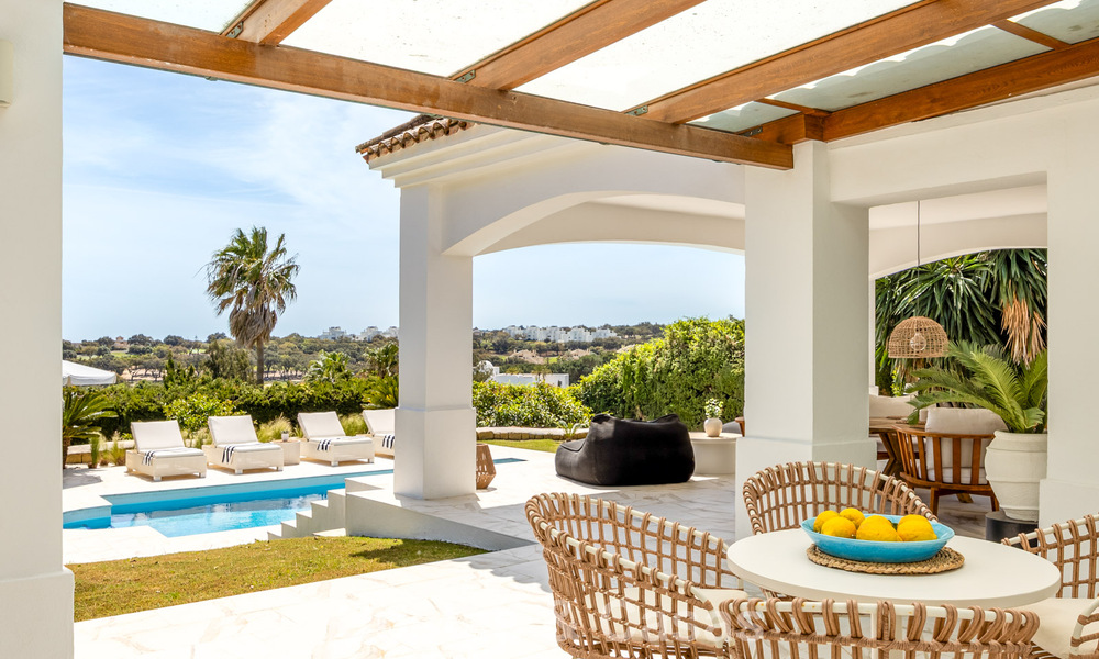 Preciosa villa andaluza contemporánea reformada con vistas panorámicas al mar en venta en Sotogrande, Costa del Sol 799871