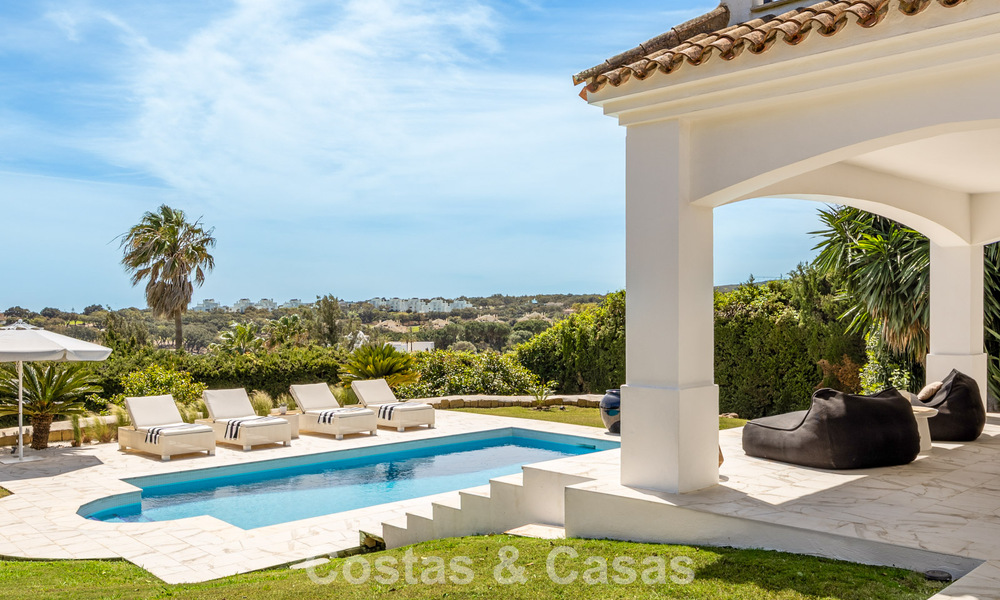 Preciosa villa andaluza contemporánea reformada con vistas panorámicas al mar en venta en Sotogrande, Costa del Sol 799872