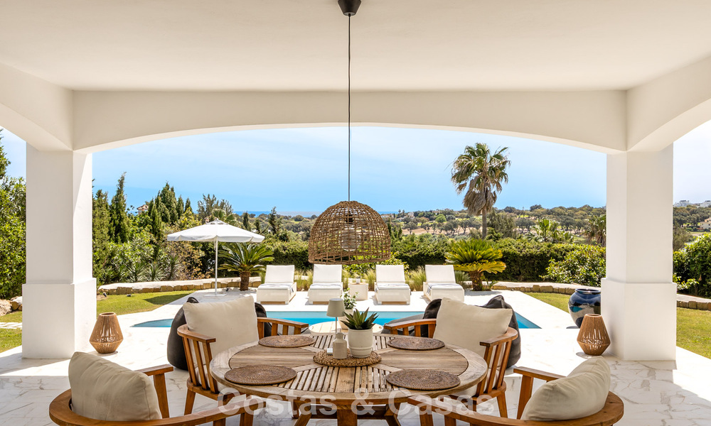 Preciosa villa andaluza contemporánea reformada con vistas panorámicas al mar en venta en Sotogrande, Costa del Sol 799873