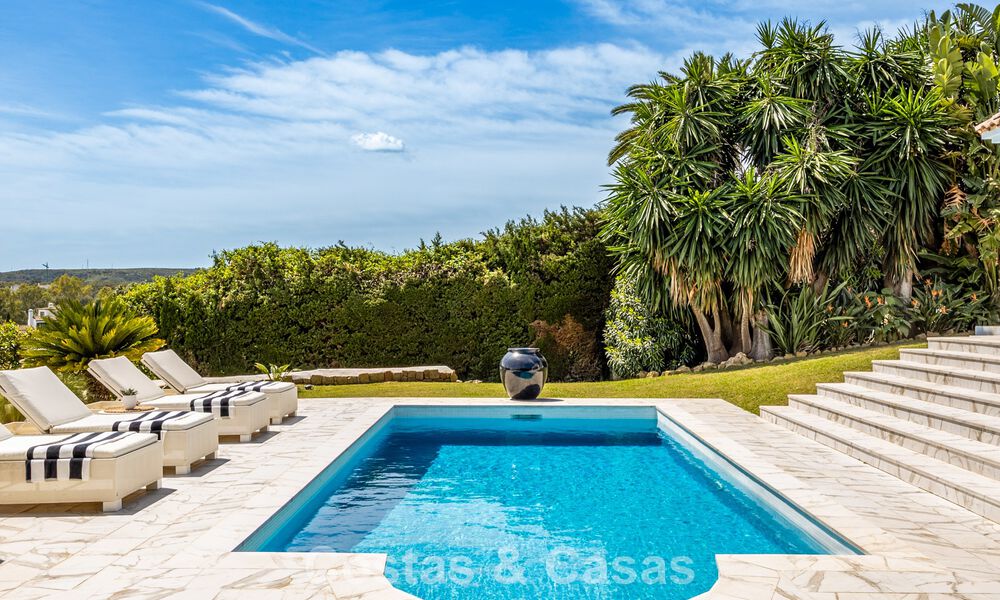 Preciosa villa andaluza contemporánea reformada con vistas panorámicas al mar en venta en Sotogrande, Costa del Sol 799876