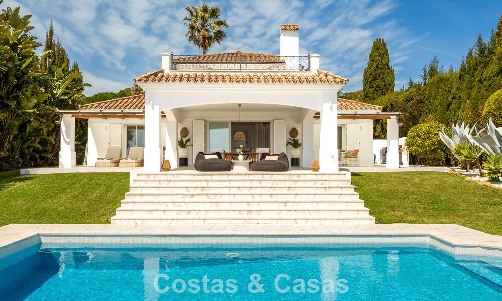 Preciosa villa andaluza contemporánea reformada con vistas panorámicas al mar en venta en Sotogrande, Costa del Sol 799877