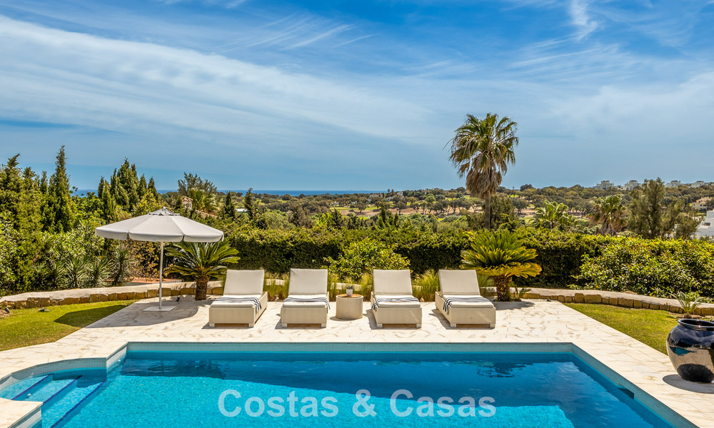 Preciosa villa andaluza contemporánea reformada con vistas panorámicas al mar en venta en Sotogrande, Costa del Sol 799879