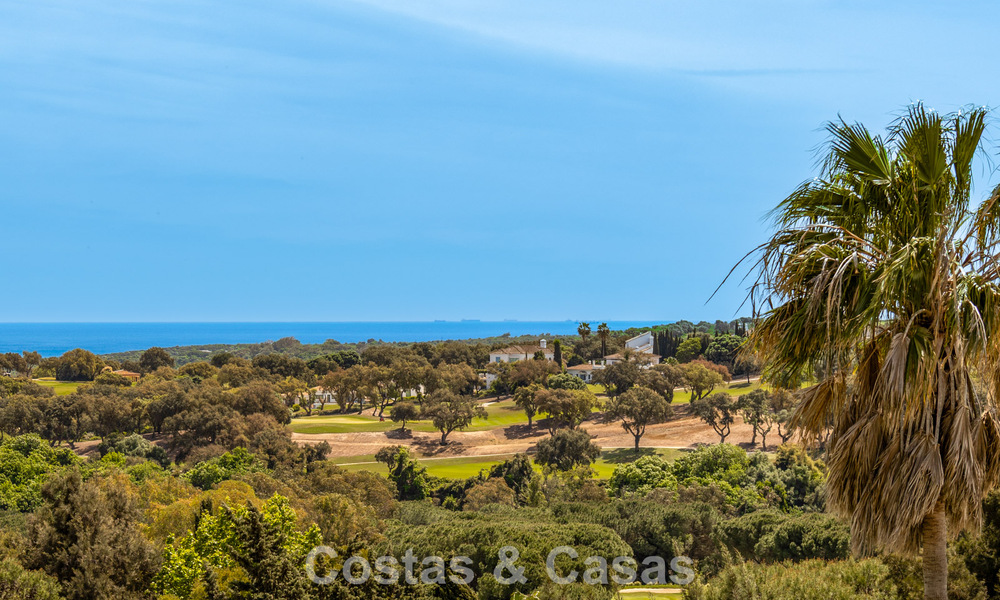 Preciosa villa andaluza contemporánea reformada con vistas panorámicas al mar en venta en Sotogrande, Costa del Sol 799880