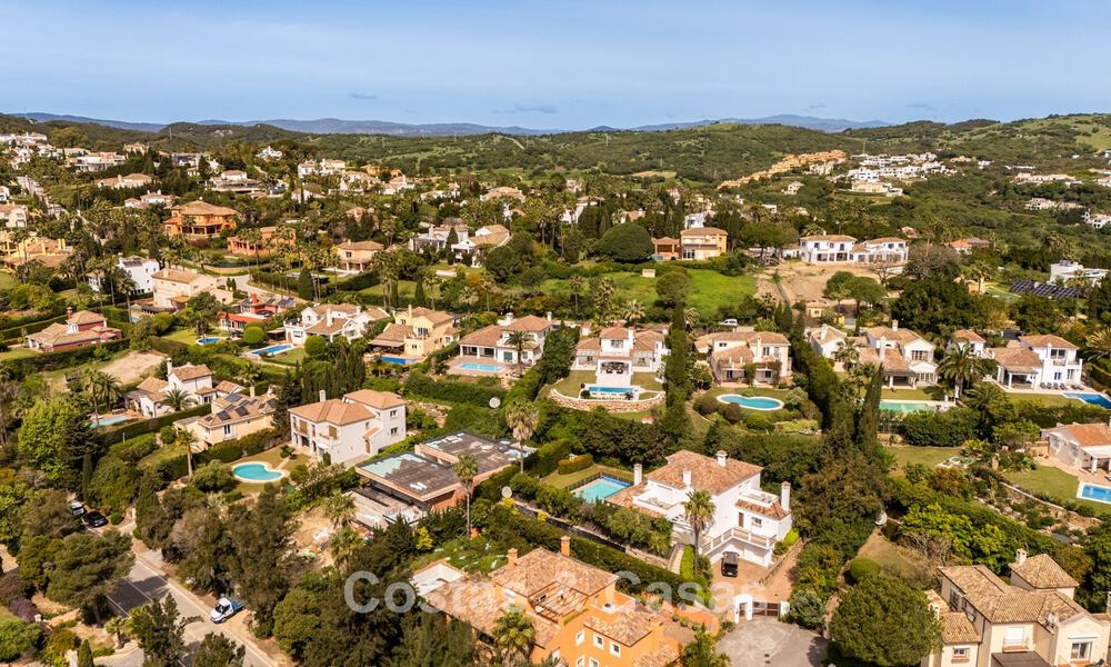 Preciosa villa andaluza contemporánea reformada con vistas panorámicas al mar en venta en Sotogrande, Costa del Sol 799883
