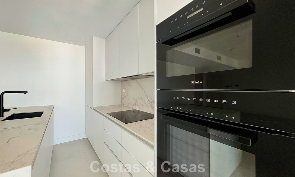 Viviendas modernas de lujo listas para entrar a vivir en venta en un complejo de estilo resort en Fuengirola, Costa del Sol 799923