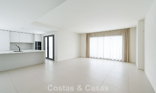 Viviendas modernas de lujo listas para entrar a vivir en venta en un complejo de estilo resort en Fuengirola, Costa del Sol 799924 