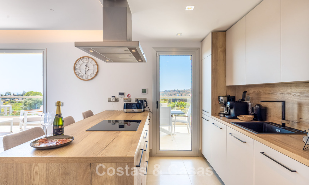 Apartamento muy luminoso con amplia terraza tipo lounge en venta en La Cala Golf, Mijas, Costa del Sol 799954