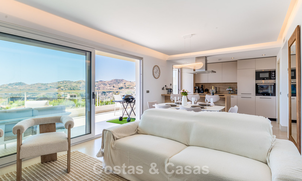 Apartamento muy luminoso con amplia terraza tipo lounge en venta en La Cala Golf, Mijas, Costa del Sol 799960