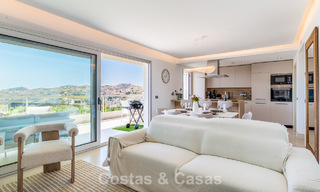 Apartamento muy luminoso con amplia terraza tipo lounge en venta en La Cala Golf, Mijas, Costa del Sol 799960 