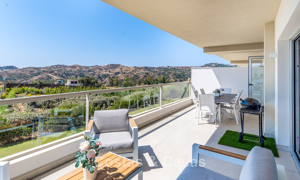 Apartamento muy luminoso con amplia terraza tipo lounge en venta en La Cala Golf, Mijas, Costa del Sol 799962