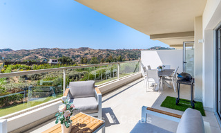 Apartamento muy luminoso con amplia terraza tipo lounge en venta en La Cala Golf, Mijas, Costa del Sol 799962 