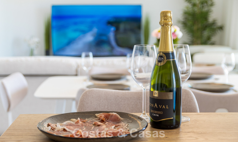 Apartamento muy luminoso con amplia terraza tipo lounge en venta en La Cala Golf, Mijas, Costa del Sol 799965