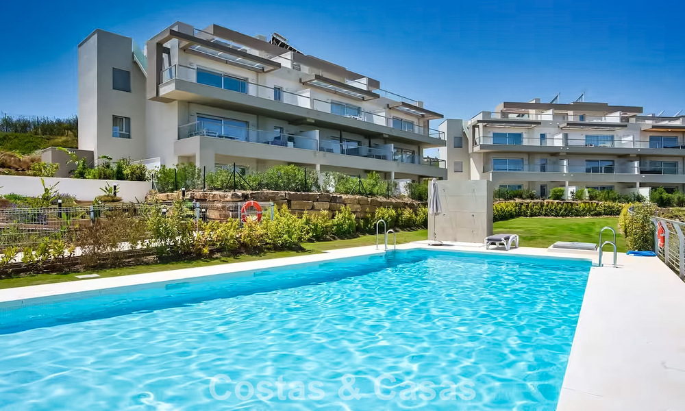 Apartamento muy luminoso con amplia terraza tipo lounge en venta en La Cala Golf, Mijas, Costa del Sol 799973