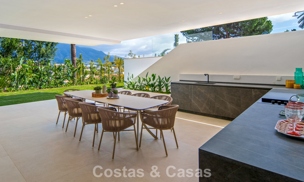 Villa contemporánea de diseño con vistas panorámicas en venta en el Valle del Golf de Nueva Andalucía, Marbella 800123