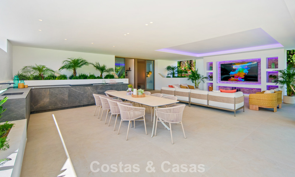 Villa contemporánea de diseño con vistas panorámicas en venta en el Valle del Golf de Nueva Andalucía, Marbella 800124