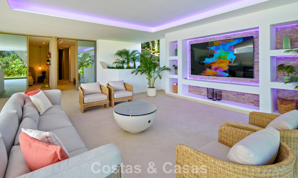 Villa contemporánea de diseño con vistas panorámicas en venta en el Valle del Golf de Nueva Andalucía, Marbella 800125