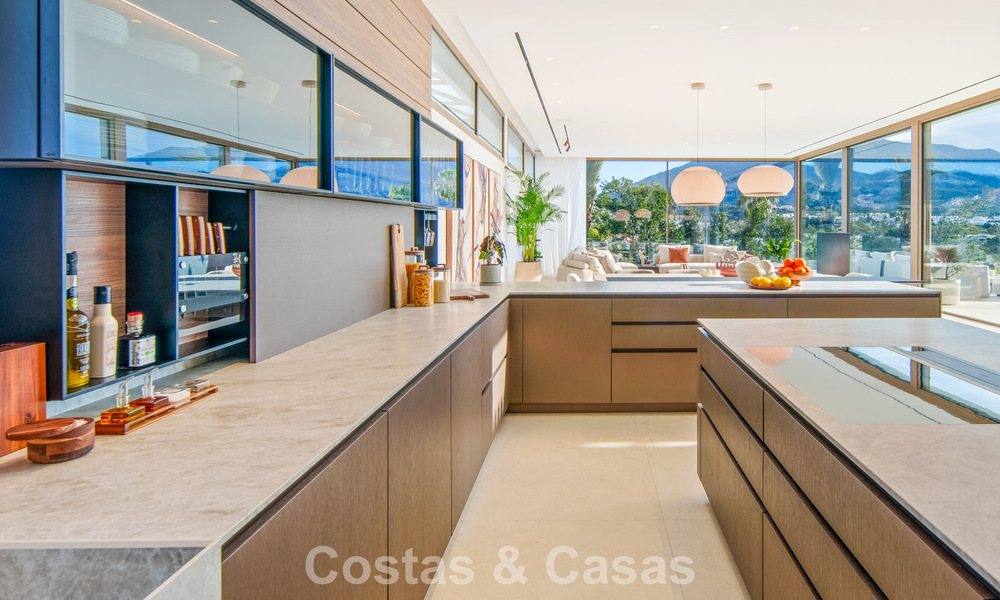 Villa contemporánea de diseño con vistas panorámicas en venta en el Valle del Golf de Nueva Andalucía, Marbella 800136