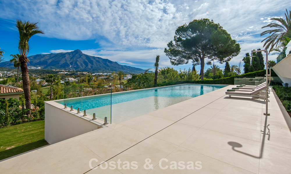 Villa contemporánea de diseño con vistas panorámicas en venta en el Valle del Golf de Nueva Andalucía, Marbella 800170