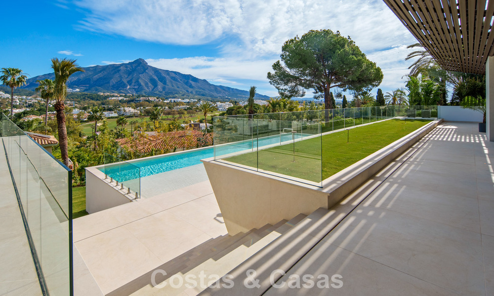 Villa contemporánea de diseño con vistas panorámicas en venta en el Valle del Golf de Nueva Andalucía, Marbella 800172