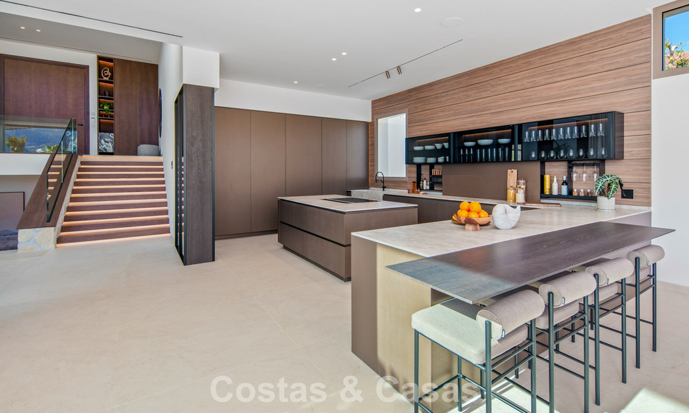 Villa contemporánea de diseño con vistas panorámicas en venta en el Valle del Golf de Nueva Andalucía, Marbella 800173