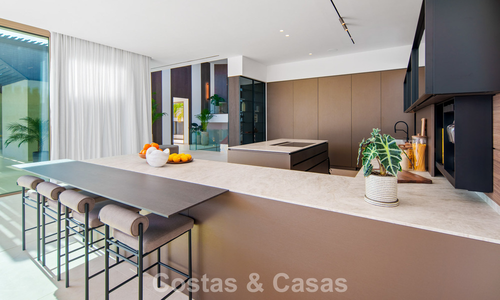 Villa contemporánea de diseño con vistas panorámicas en venta en el Valle del Golf de Nueva Andalucía, Marbella 800174