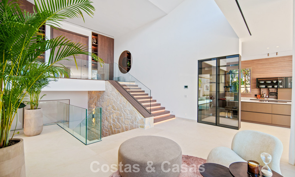 Villa contemporánea de diseño con vistas panorámicas en venta en el Valle del Golf de Nueva Andalucía, Marbella 800177