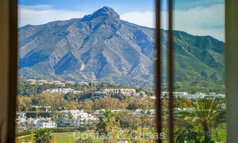 Villa contemporánea de diseño con vistas panorámicas en venta en el Valle del Golf de Nueva Andalucía, Marbella 800180