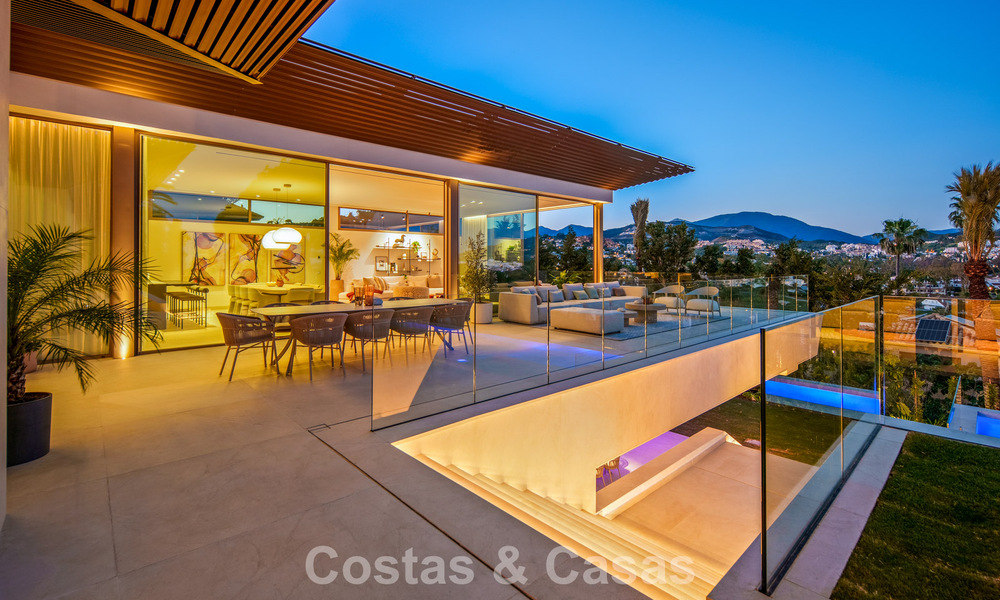 Villa contemporánea de diseño con vistas panorámicas en venta en el Valle del Golf de Nueva Andalucía, Marbella 800191
