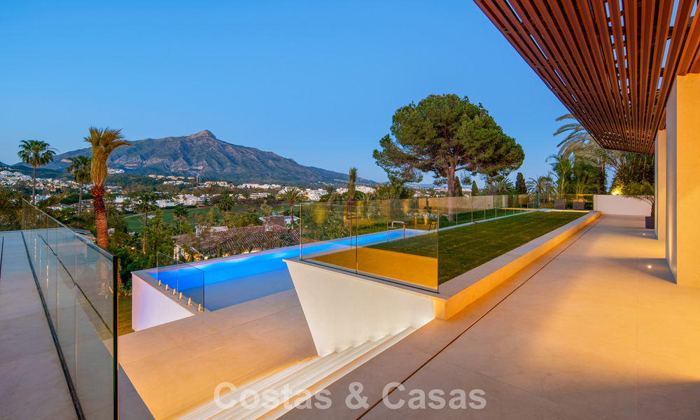 Villa contemporánea de diseño con vistas panorámicas en venta en el Valle del Golf de Nueva Andalucía, Marbella 800192