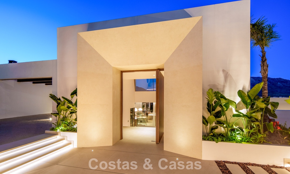Villa contemporánea de diseño con vistas panorámicas en venta en el Valle del Golf de Nueva Andalucía, Marbella 800194