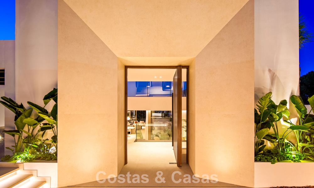 Villa contemporánea de diseño con vistas panorámicas en venta en el Valle del Golf de Nueva Andalucía, Marbella 800195