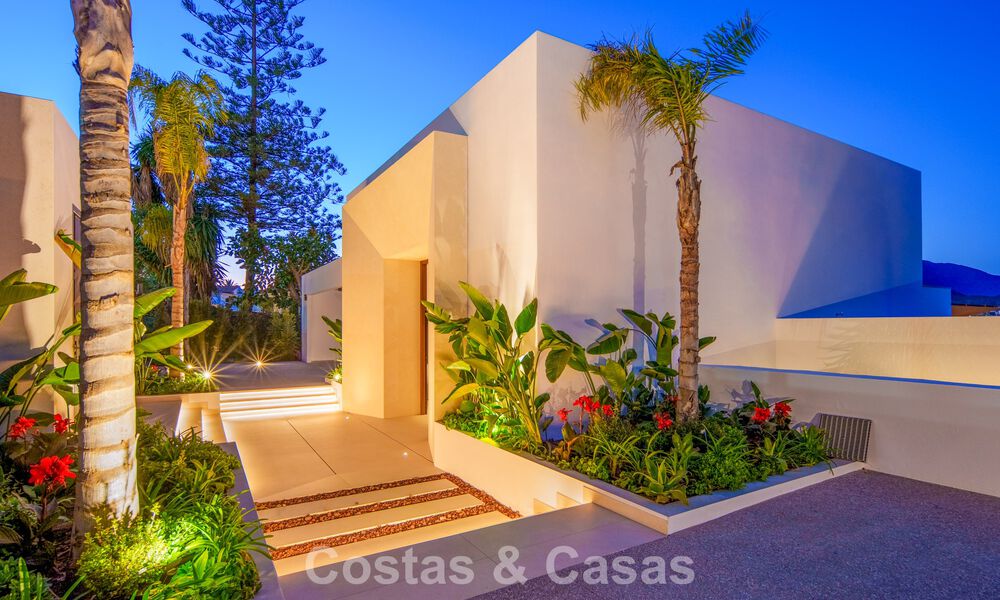 Villa contemporánea de diseño con vistas panorámicas en venta en el Valle del Golf de Nueva Andalucía, Marbella 800196