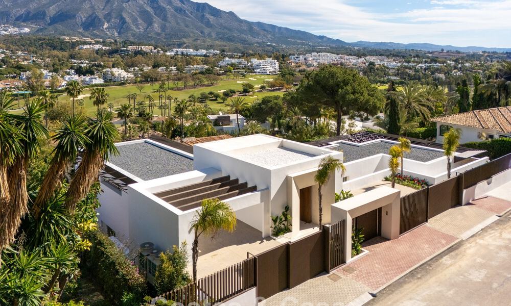 Villa contemporánea de diseño con vistas panorámicas en venta en el Valle del Golf de Nueva Andalucía, Marbella 800197