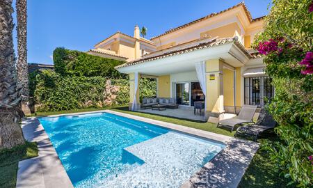 Villa adosada reformada en venta con vista al mar en el campo de golf al este de Marbella 800237