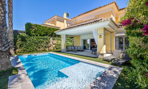 Villa adosada reformada en venta con vista al mar en el campo de golf al este de Marbella 800237