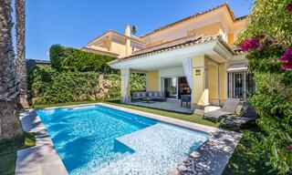 Villa adosada reformada en venta con vista al mar en el campo de golf al este de Marbella 800237 