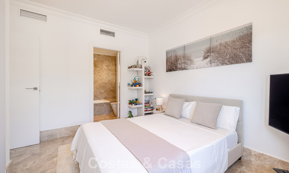 Villa adosada reformada en venta con vista al mar en el campo de golf al este de Marbella 800246