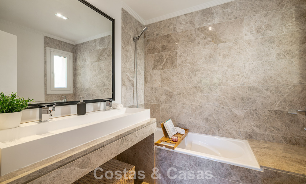 Villa adosada reformada en venta con vista al mar en el campo de golf al este de Marbella 800247