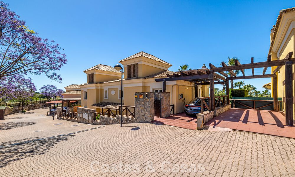 Villa adosada reformada en venta con vista al mar en el campo de golf al este de Marbella 800256