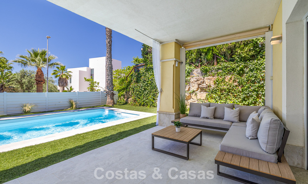 Villa adosada reformada en venta con vista al mar en el campo de golf al este de Marbella 800261