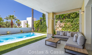 Villa adosada reformada en venta con vista al mar en el campo de golf al este de Marbella 800261 