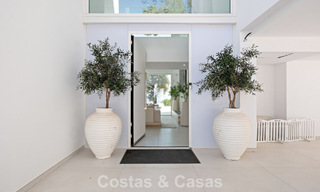 Elegante villa de lujo de estilo contemporáneo en venta en las colinas de Marbella Este 800262 